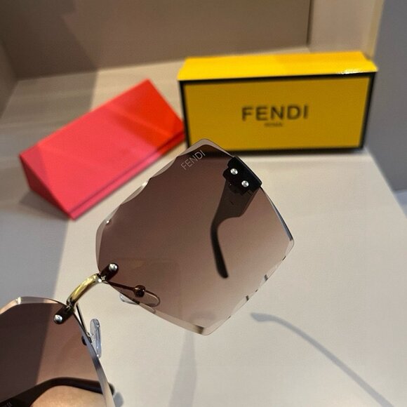 FENDI FF Logo Oversize Sunglasses - Picture 3 of 9